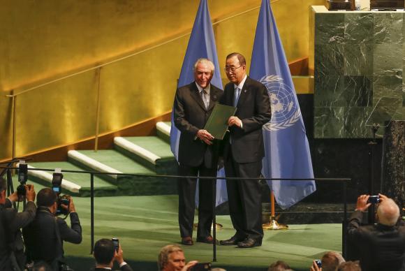 O  presidente  Michel  Temer  entrega  ao  secretário-geral  da  Organização  das  Nações  Unidas,  Ban Ki-moon,  o documento  em  que  o  Brasil  ratifica  o  Acordo  de  Paris,  que  trata  de  mudanças  climáticas . Foto:  Beto  Barata/PR