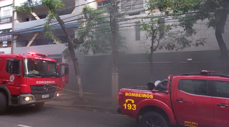 Carro pega fogo na garagem de um prédio em Icaraí